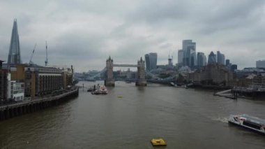 Londra 'nın Thames Nehri' ndeki Feribot Yolcu Kayığı ve İngiltere 'nin Londra Kanarya Rıhtımı Arkasında. Güzel Görüntü İHA 'nın Kamerasıyla 8 Haziran 2023' te çekildi.