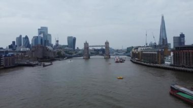 Londra 'nın Thames Nehri' ndeki Feribot Yolcu Kayığı ve İngiltere 'nin Londra Kanarya Rıhtımı Arkasında. Güzel Görüntü İHA 'nın Kamerasıyla 8 Haziran 2023' te çekildi.