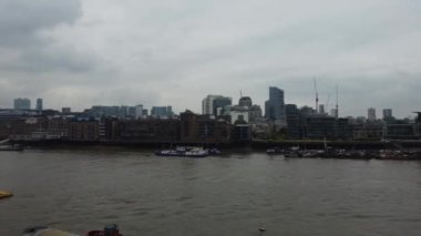 Londra 'nın Thames Nehri' ndeki Feribot Yolcu Kayığı ve İngiltere 'nin Londra Kanarya Rıhtımı Arkasında. Güzel Görüntü İHA 'nın Kamerasıyla 8 Haziran 2023' te çekildi.