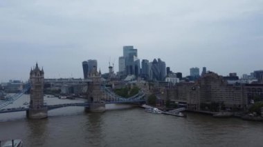 Londra 'nın Thames Nehri' ndeki Feribot Yolcu Kayığı ve İngiltere 'nin Londra Kanarya Rıhtımı Arkasında. Güzel Görüntü İHA 'nın Kamerasıyla 8 Haziran 2023' te çekildi.