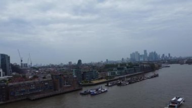 Londra 'nın Thames Nehri' ndeki Feribot Yolcu Kayığı ve İngiltere 'nin Londra Kanarya Rıhtımı Arkasında. Güzel Görüntü İHA 'nın Kamerasıyla 8 Haziran 2023' te çekildi.