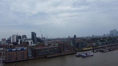 Londra 'nın Thames Nehri' ndeki Feribot Yolcu Kayığı ve İngiltere 'nin Londra Kanarya Rıhtımı Arkasında. Güzel Görüntü İHA 'nın Kamerasıyla 8 Haziran 2023' te çekildi.