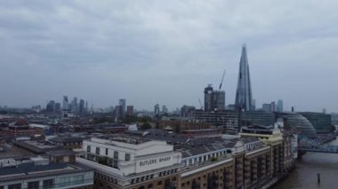 Londra 'nın Thames Nehri' ndeki Feribot Yolcu Kayığı ve İngiltere 'nin Londra Kanarya Rıhtımı Arkasında. Güzel Görüntü İHA 'nın Kamerasıyla 8 Haziran 2023' te çekildi.