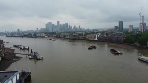 Luchtfoto Van Passagiersveerboot River Thames Centraal Londen Achter Canary Wharf — Stockvideo
