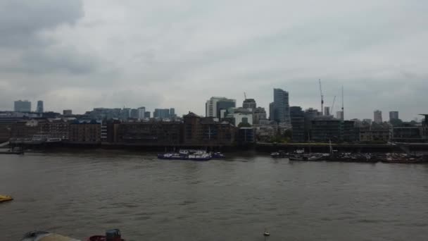 英国伦敦中部泰晤士河和英国伦敦金丝雀码头后面客轮的航拍 2023年6月8日 用无人机摄制了美丽的影像 — 图库视频影像