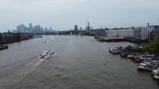 Аэросъемка Пассажирского Паромного Судна Реке Темза Центральном Лондоне Кэнэри Уорф — стоковое видео