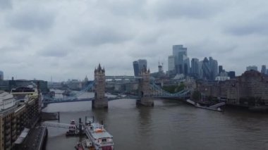 Londra 'nın Thames Nehri' ndeki Feribot Yolcu Kayığı ve İngiltere 'nin Londra Kanarya Rıhtımı Arkasında. Güzel Görüntü İHA 'nın Kamerasıyla 8 Haziran 2023' te çekildi.