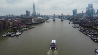 Londra, Birleşik Krallık - 8 Haziran 2023: Thames Nehri, Londra Köprüsü ve Londra Merkezi 