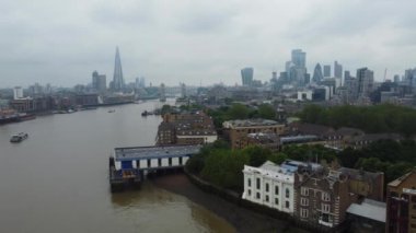 Londra, Birleşik Krallık - 8 Haziran 2023: Thames Nehri, Londra Köprüsü ve Londra Merkezi 