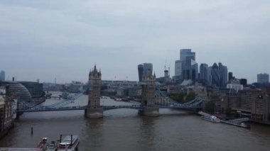 Londra, Birleşik Krallık - 8 Haziran 2023: Thames Nehri, Londra Köprüsü ve Londra Merkezi 