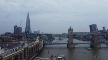 Londra, Birleşik Krallık - 8 Haziran 2023: Thames Nehri, Londra Köprüsü ve Londra Merkezi 