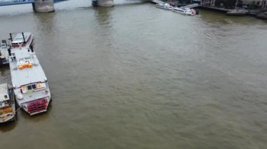 Londra, Birleşik Krallık - 8 Haziran 2023: Thames Nehri, Londra Köprüsü ve Londra Merkezi 