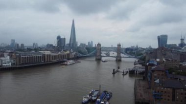 Londra, Birleşik Krallık - 8 Haziran 2023: Thames Nehri, Londra Köprüsü ve Londra Merkezi 