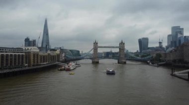 Londra, Birleşik Krallık - 8 Haziran 2023: Thames Nehri, Londra Köprüsü ve Londra Merkezi 