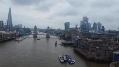 Londra, Birleşik Krallık - 8 Haziran 2023: Thames Nehri, Londra Köprüsü ve Londra Merkezi 