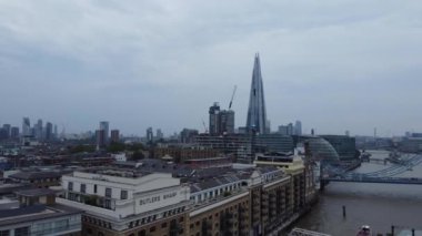 Londra, Birleşik Krallık - 8 Haziran 2023: Thames Nehri, Londra Köprüsü ve Londra Merkezi 