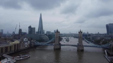Londra, Birleşik Krallık - 8 Haziran 2023: Thames Nehri, Londra Köprüsü ve Londra Merkezi 