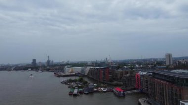 Londra, Birleşik Krallık - 8 Haziran 2023: Thames Nehri, Londra Köprüsü ve Londra Merkezi 