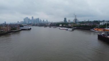 Londra, Birleşik Krallık - 8 Haziran 2023: Thames Nehri, Londra Köprüsü ve Londra Merkezi 