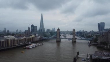 Londra, Birleşik Krallık - 8 Haziran 2023: Thames Nehri, Londra Köprüsü ve Londra Merkezi 