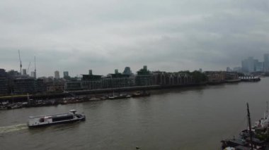 Londra, Birleşik Krallık - 8 Haziran 2023: Thames Nehri, Londra Köprüsü ve Londra Merkezi 