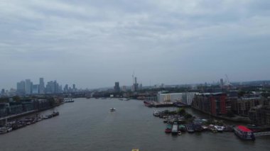 Londra, Birleşik Krallık - 8 Haziran 2023: Thames Nehri, Londra Köprüsü ve Londra Merkezi 