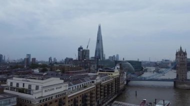 Londra, Birleşik Krallık - 8 Haziran 2023: Thames Nehri, Londra Köprüsü ve Londra Merkezi 