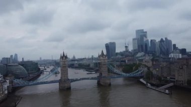 Londra, Birleşik Krallık - 8 Haziran 2023: Thames Nehri, Londra Köprüsü ve Londra Merkezi 