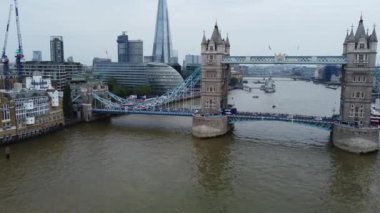 Londra, Birleşik Krallık - 8 Haziran 2023: Thames Nehri, Londra Köprüsü ve Londra Merkezi 