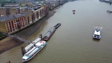 Londra, Birleşik Krallık - 8 Haziran 2023: Thames Nehri, Londra Köprüsü ve Londra Merkezi 