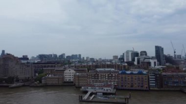 Londra, Birleşik Krallık - 8 Haziran 2023: Thames Nehri, Londra Köprüsü ve Londra Merkezi 