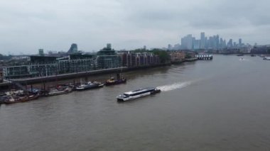 Londra, Birleşik Krallık - 8 Haziran 2023: Thames Nehri, Londra Köprüsü ve Londra Merkezi 