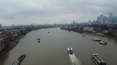 Londra, Birleşik Krallık - 8 Haziran 2023: Thames Nehri, Londra Köprüsü ve Londra Merkezi 