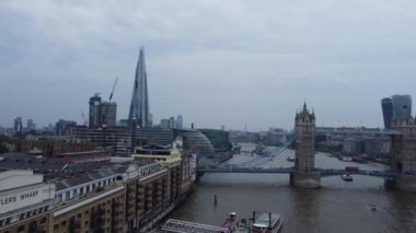 Londra, Birleşik Krallık - 8 Haziran 2023: Thames Nehri, Londra Köprüsü ve Londra Merkezi 