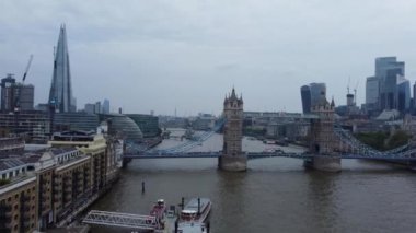Londra, Birleşik Krallık - 8 Haziran 2023: Thames Nehri, Londra Köprüsü ve Londra Merkezi 