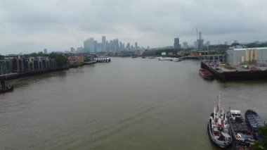 Londra, Birleşik Krallık - 8 Haziran 2023: Thames Nehri, Londra Köprüsü ve Londra Merkezi 