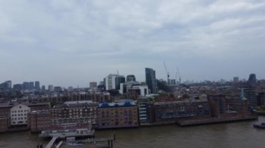 Londra, Birleşik Krallık - 8 Haziran 2023: Thames Nehri, Londra Köprüsü ve Londra Merkezi 