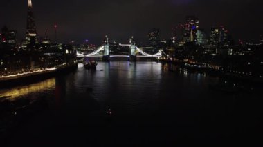 Londra Köprüsü 'ndeki Aydınlanmış Nehir Thames Havadan Görünümü Gece, Londra Merkez Başkent İngiltere, İngiltere Büyük Britanya, En Çekici Turist Çekim Yeri 08.Haziran 2023' te yakalandı