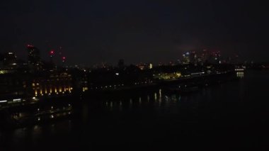 Londra Köprüsü 'ndeki Aydınlanmış Nehir Thames Havadan Görünümü Gece, Londra Merkez Başkent İngiltere, İngiltere Büyük Britanya, En Çekici Turist Çekim Yeri 08.Haziran 2023' te yakalandı