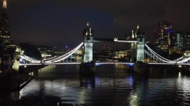 Londra Köprüsü 'ndeki Aydınlanmış Nehir Thames Havadan Görünümü Gece, Londra Merkez Başkent İngiltere, İngiltere Büyük Britanya, En Çekici Turist Çekim Yeri 08.Haziran 2023' te yakalandı