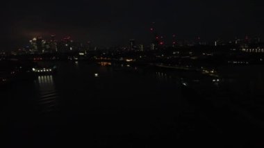 Londra Köprüsü 'ndeki Aydınlanmış Nehir Thames Havadan Görünümü Gece, Londra Merkez Başkent İngiltere, İngiltere Büyük Britanya, En Çekici Turist Çekim Yeri 08.Haziran 2023' te yakalandı