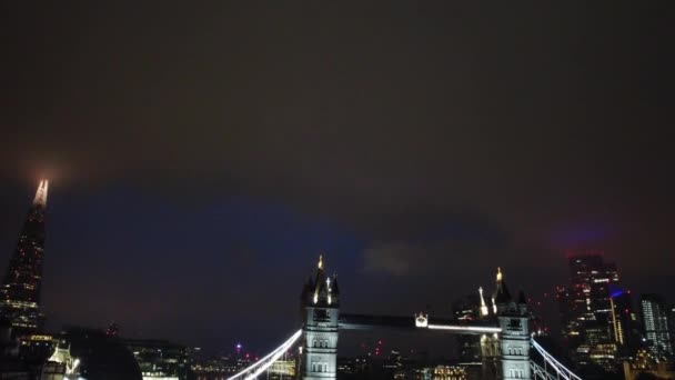 Luftaufnahme Der Beleuchteten Themse Der London Bridge Während Der Nacht — Stockvideo