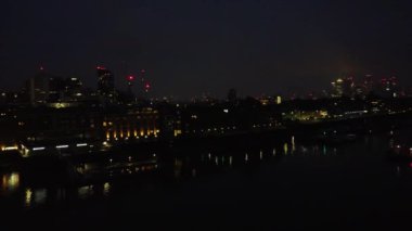 Londra Köprüsü 'ndeki Aydınlanmış Nehir Thames Havadan Görünümü Gece, Londra Merkez Başkent İngiltere, İngiltere Büyük Britanya, En Çekici Turist Çekim Yeri 08.Haziran 2023' te yakalandı
