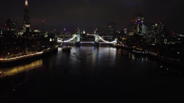 Londra Köprüsü 'ndeki Aydınlanmış Nehir Thames Havadan Görünümü Gece, Londra Merkez Başkent İngiltere, İngiltere Büyük Britanya, En Çekici Turist Çekim Yeri 08.Haziran 2023' te yakalandı