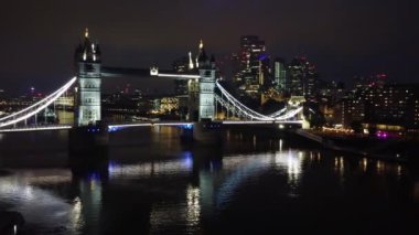 Londra Köprüsü 'ndeki Aydınlanmış Nehir Thames Havadan Görünümü Gece, Londra Merkez Başkent İngiltere, İngiltere Büyük Britanya, En Çekici Turist Çekim Yeri 08.Haziran 2023' te yakalandı