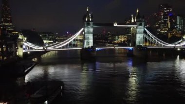 Londra Köprüsü 'ndeki Aydınlanmış Nehir Thames Havadan Görünümü Gece, Londra Merkez Başkent İngiltere, İngiltere Büyük Britanya, En Çekici Turist Çekim Yeri 08.Haziran 2023' te yakalandı