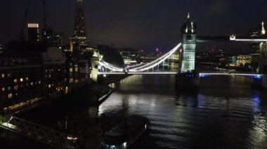 Londra Köprüsü 'ndeki Aydınlanmış Nehir Thames Havadan Görünümü Gece, Londra Merkez Başkent İngiltere, İngiltere Büyük Britanya, En Çekici Turist Çekim Yeri 08.Haziran 2023' te yakalandı