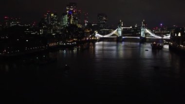 Londra Köprüsü 'ndeki Aydınlanmış Nehir Thames Havadan Görünümü Gece, Londra Merkez Başkent İngiltere, İngiltere Büyük Britanya, En Çekici Turist Çekim Yeri 08.Haziran 2023' te yakalandı