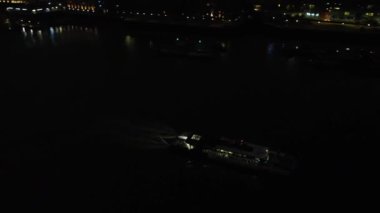 Londra Köprüsü 'ndeki Aydınlanmış Nehir Thames Havadan Görünümü Gece, Londra Merkez Başkent İngiltere, İngiltere Büyük Britanya, En Çekici Turist Çekim Yeri 08.Haziran 2023' te yakalandı