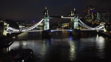 Londra Köprüsü 'ndeki Aydınlanmış Nehir Thames Havadan Görünümü Gece, Londra Merkez Başkent İngiltere, İngiltere Büyük Britanya, En Çekici Turist Çekim Yeri 08.Haziran 2023' te yakalandı